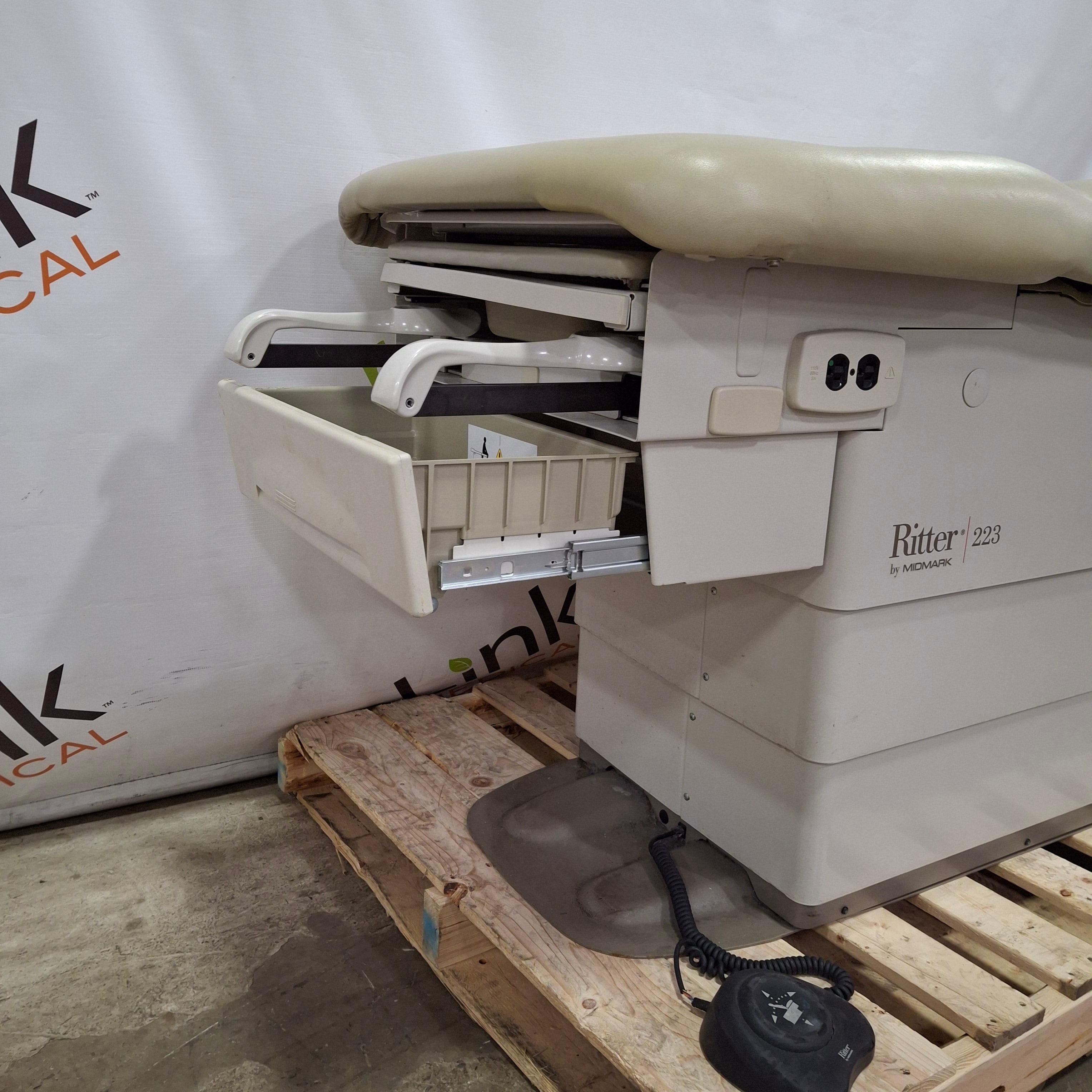 Midmark 223 Hi-Lo Power Barrier Free Procedure Exam Table