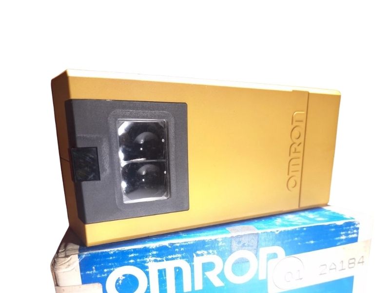 Omron E3K-D2 Photoelectric Sensor Multi-Voltage Retroreflective Relay Output