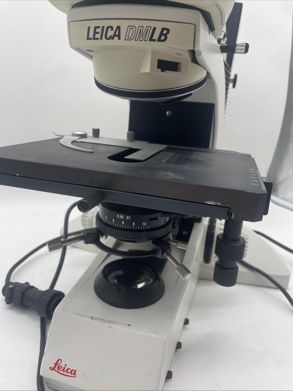 Leica DMLB Fluorescence Microscope. Missing Parts. Burnt Bulb UNTESTED LB30T