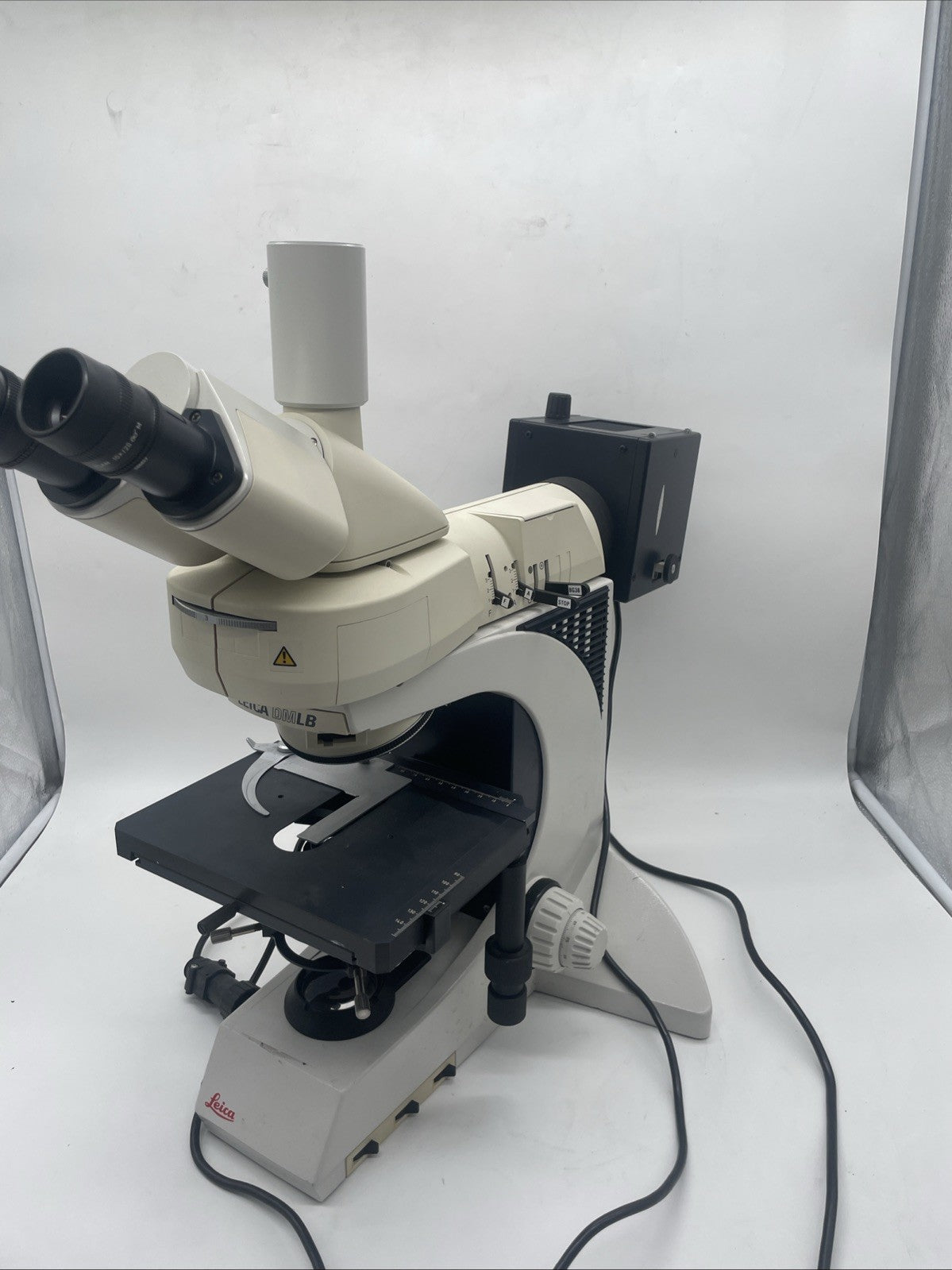 Leica DMLB Fluorescence Microscope. Missing Parts. Burnt Bulb UNTESTED LB30T