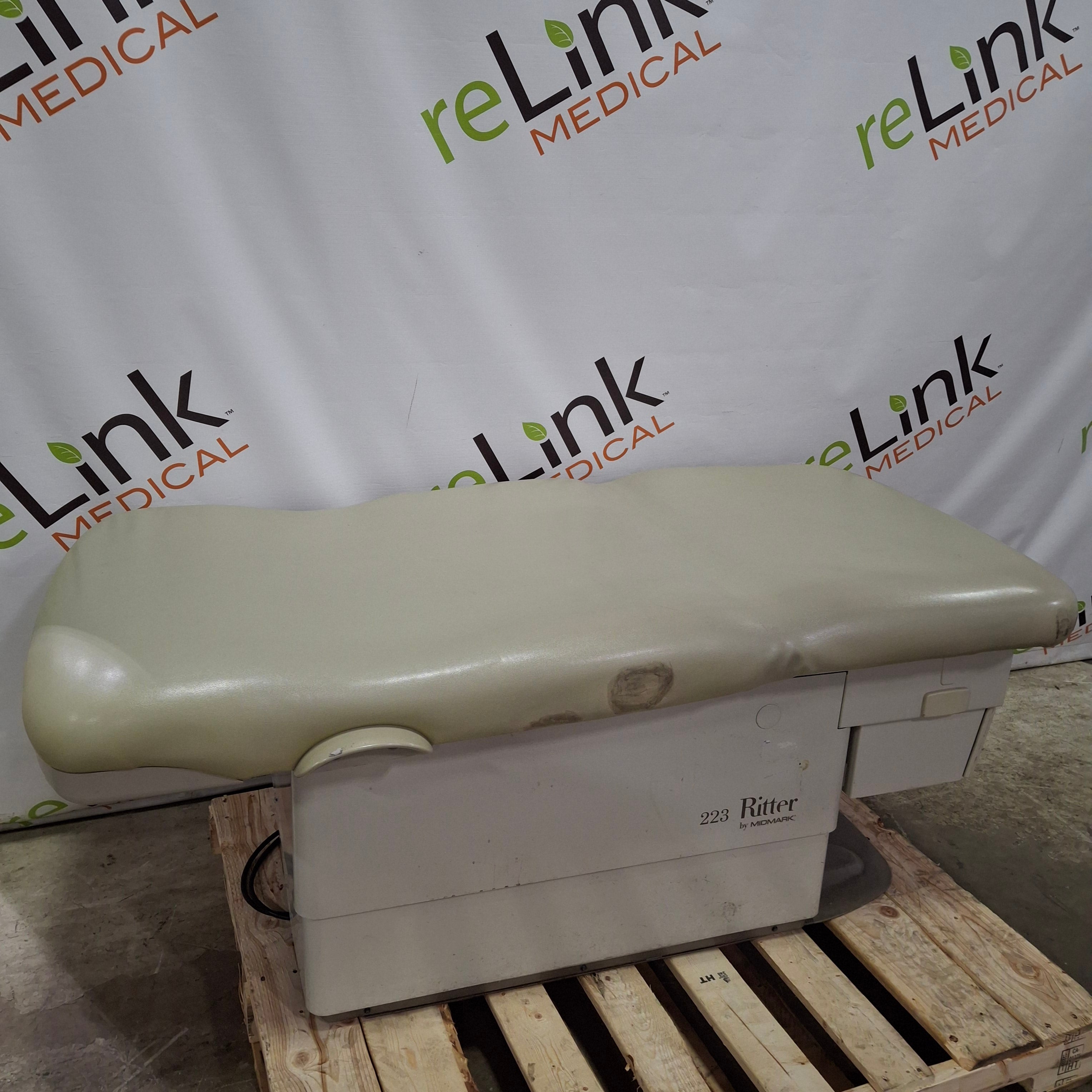 Midmark 223 Hi-Lo Power Barrier Free Procedure Exam Table