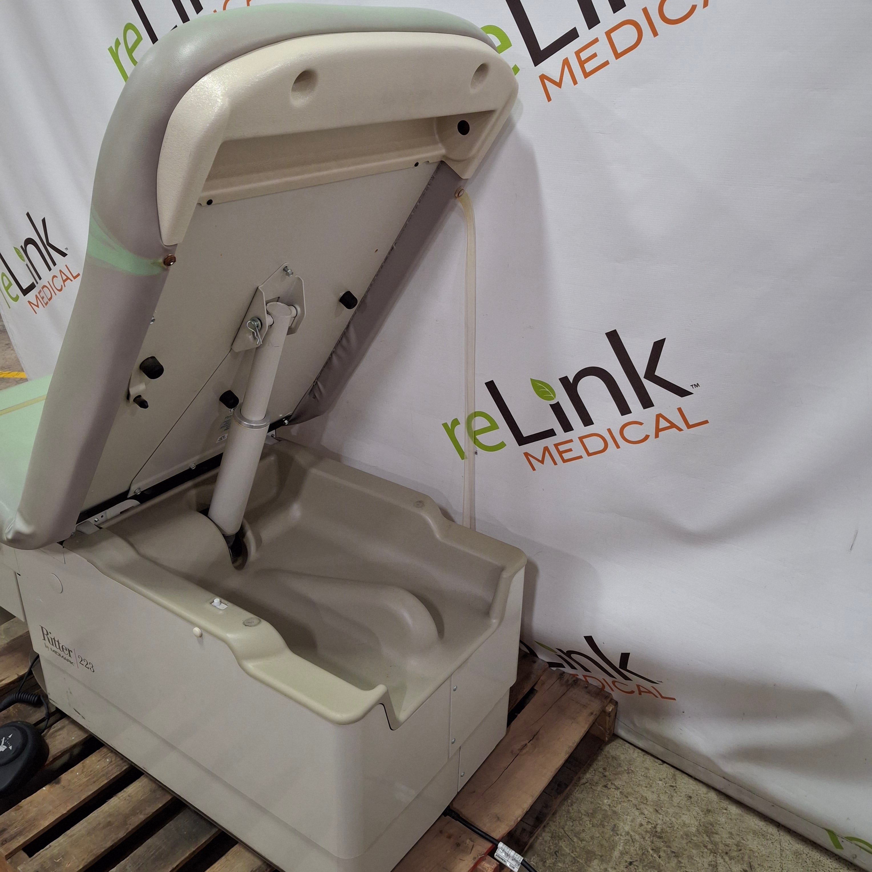 Midmark 223 Hi-Lo Power Barrier Free Procedure Exam Table