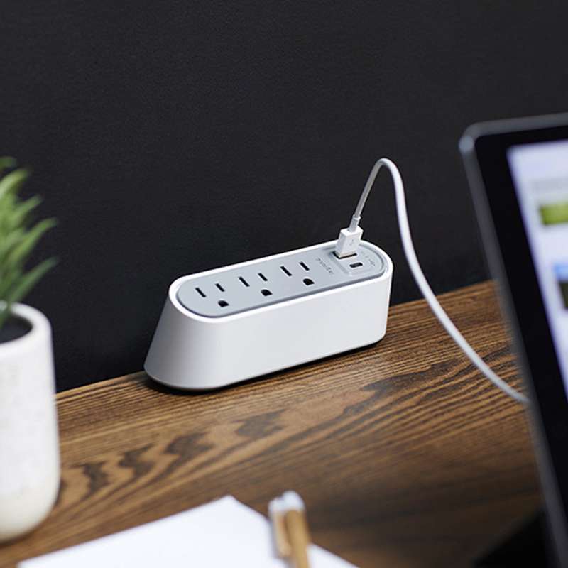 Wiremold Desktop Power Center Slim, 3 Outlets, USB A/C, White