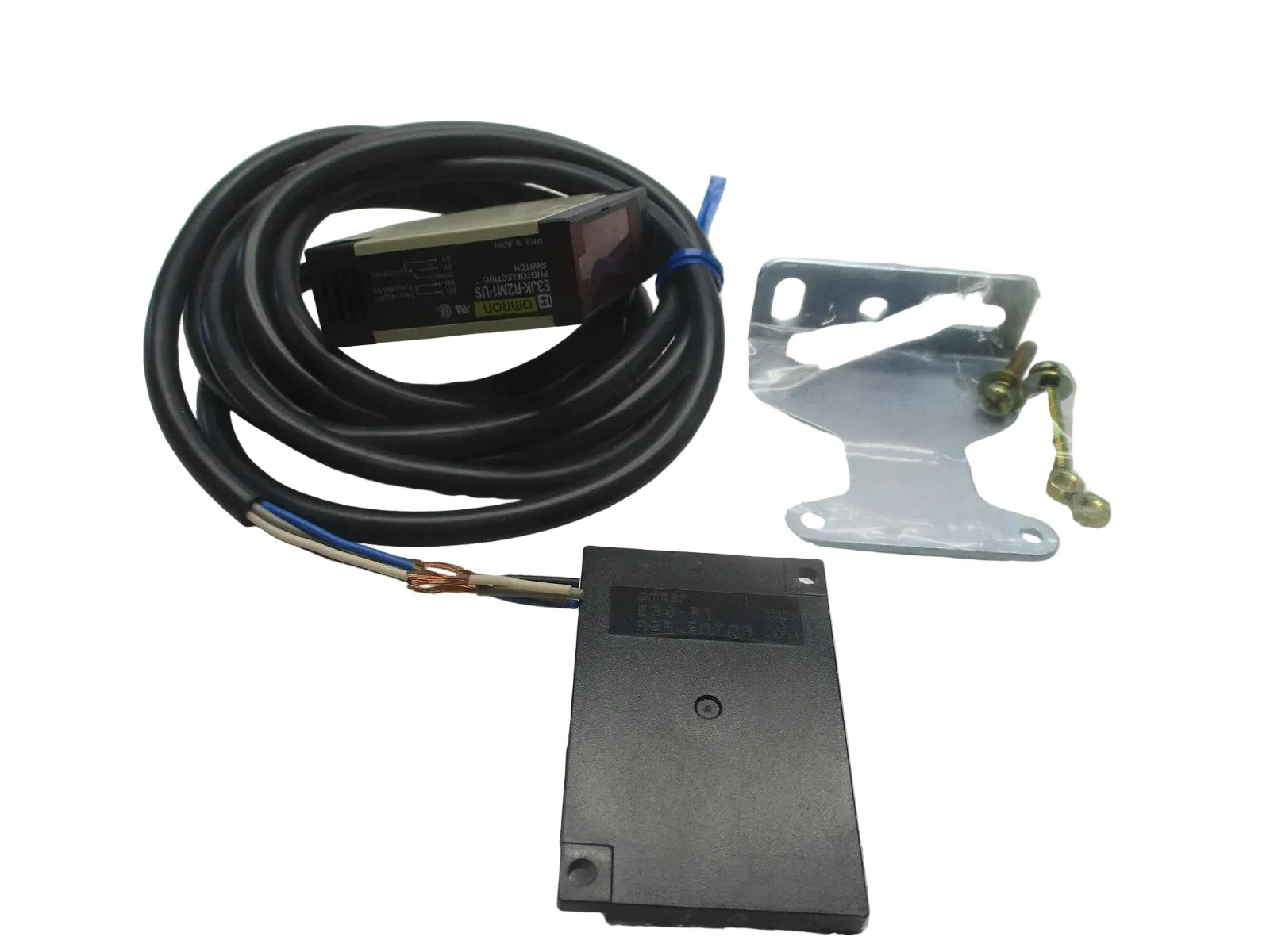 E3JK-R2M1-US | Omron 24–240VAC Polarized Retro Photoelectric Switch