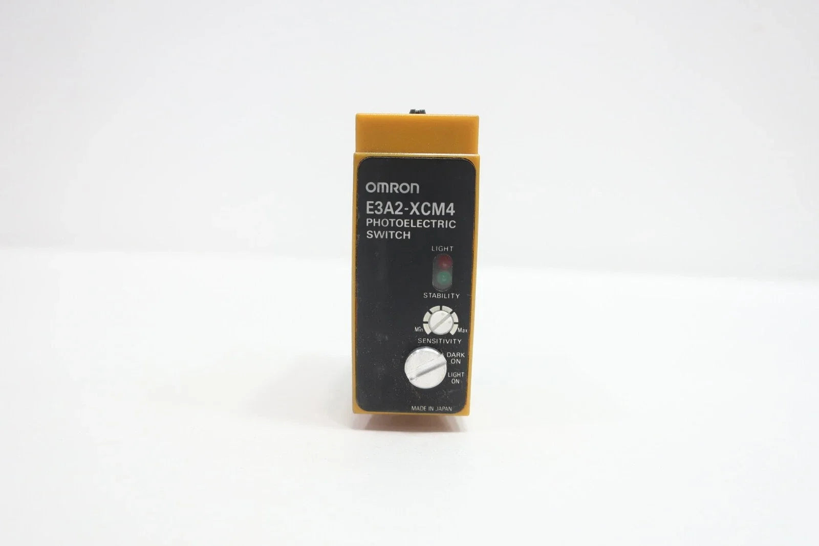 Omron E3A2-XCM4 Fiber Optic Amplifier 24-240VAC/DC NPN PNP Relay Output