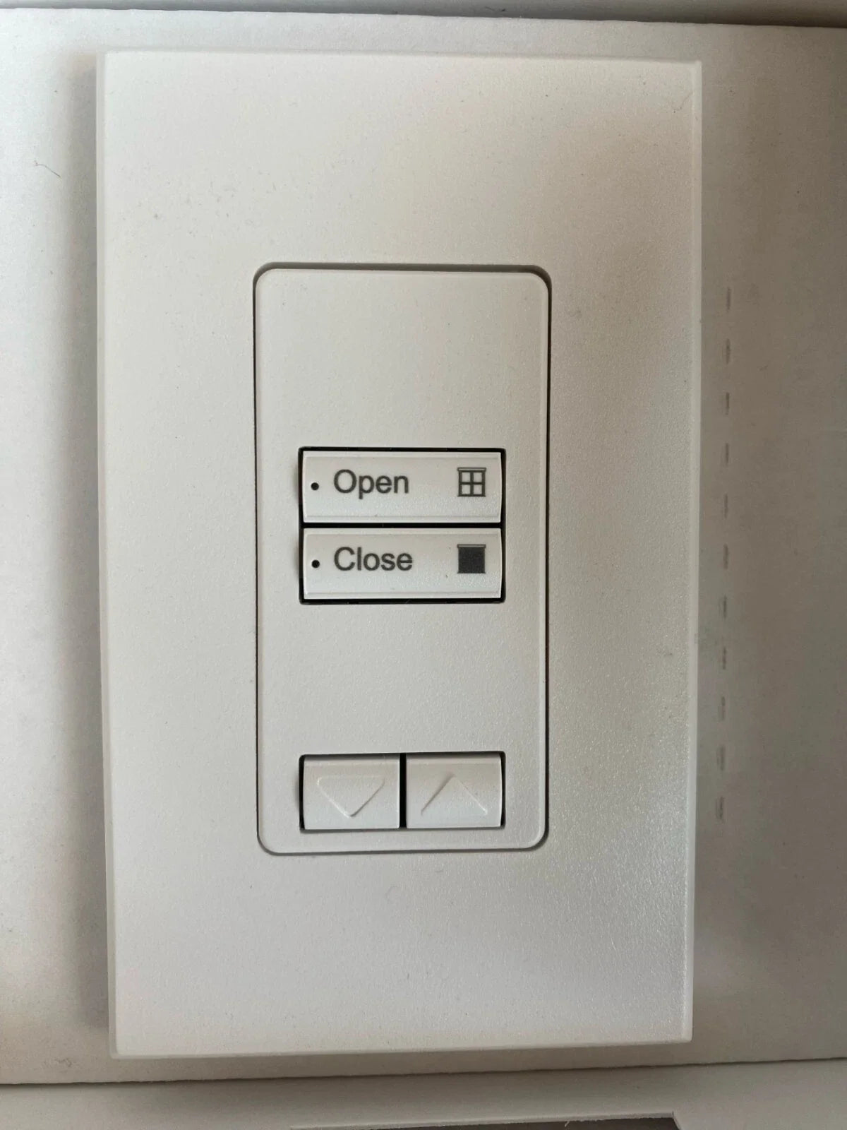 QSWS2-2BRLI-WH | Lutron QS 2-Button Raise/Lower Wallstation White